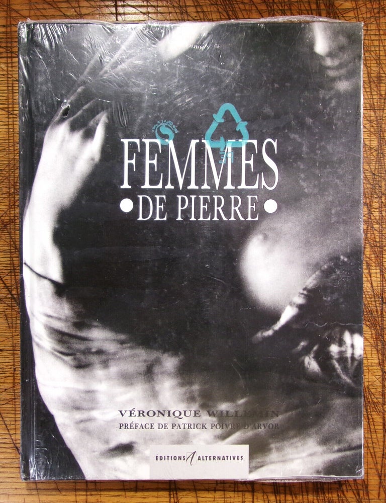 Item #mon0000018569 Femmes de pierre itin&eacute;raire d'un promeneur amoureux (PHOTOGRAPHIE). Veronique WILLEMIN.